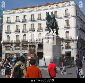 Madrid, Spanien. Puerta del Sol Equestrian Statue von König Carlos III. Stockfoto