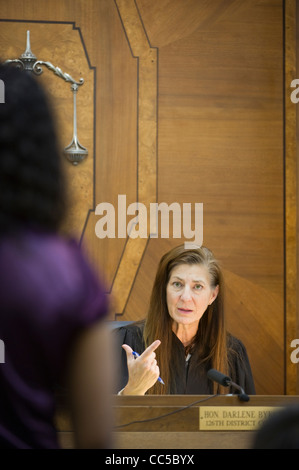 Familie Gerichtsverfahren bei Gesetz Justiz Darlene Byrne Griffe Routine Kind Haft in den Gerichtssaal Austin Texas Stockfoto