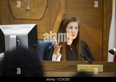 Familie Gerichtsverfahren bei Gesetz Justiz Darlene Byrne Griffe Routine Kind Haft in den Gerichtssaal Austin Texas Stockfoto