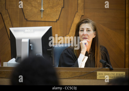 Familie Gerichtsverfahren bei Gesetz Justiz Darlene Byrne Griffe Routine Kind Haft in den Gerichtssaal Austin Texas Stockfoto