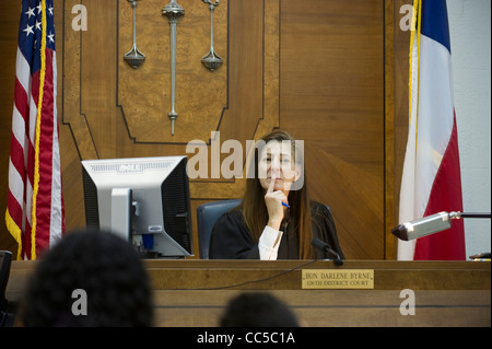 Familie Gerichtsverfahren bei Gesetz Justiz Darlene Byrne Griffe Routine Kind Haft in den Gerichtssaal Austin Texas Stockfoto