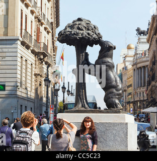 Madrid, Spanien. Puerta del Sol Touristen fotografieren einander vor der Statue des Bären und Erdbeerbaum Stockfoto