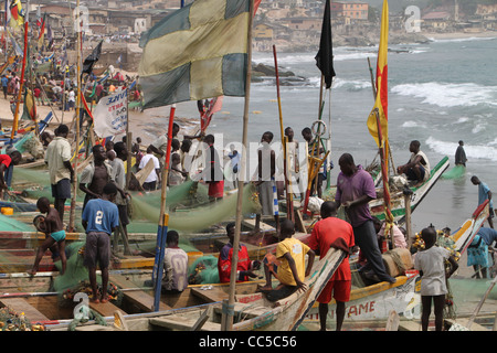 Fischer Angelboote/Fischerboote im Hafen auf Cape Coast, Ghana vorbereiten Stockfoto