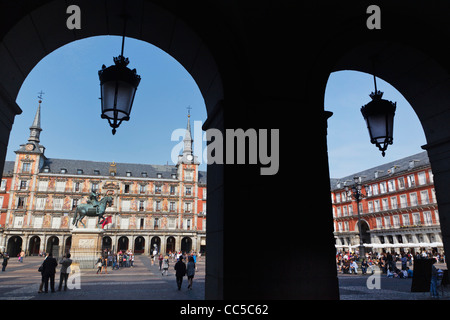 Madrid, Spanien. Plaza Mayor. Reiterstandbild von König Felipe III Stockfoto