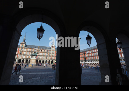 Madrid, Spanien. Plaza Mayor. Reiterstandbild von König Felipe III Stockfoto