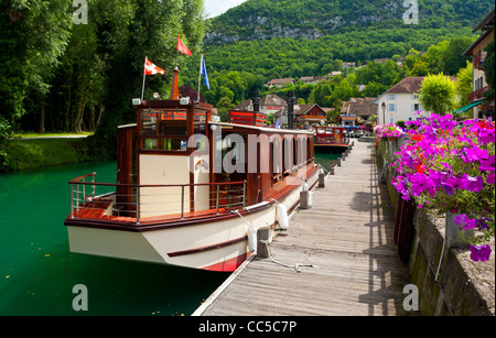 Boot vor Anker am Canal de Savieres in Chanaz im Bereich "Savoie" der französischen Alpen in der Nähe von Lac du Bourget Süd-Ost-Frankreich Stockfoto