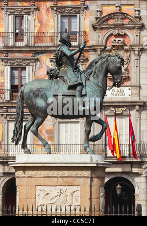 Madrid, Spanien. Plaza Mayor. Reiterstandbild von König Felipe III Stockfoto