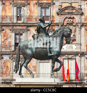 Madrid, Spanien. Plaza Mayor. Reiterstandbild von König Felipe III Stockfoto