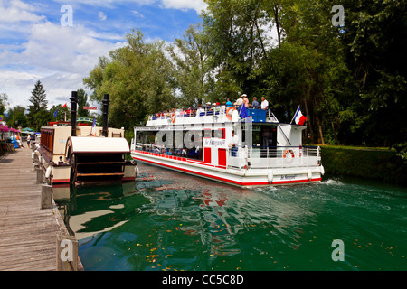 Touristenboot auf Canal de Savieres in Chanaz im Bereich "Savoie" der französischen Alpen in der Nähe von Lac du Bourget Süd-Ost-Frankreich Stockfoto