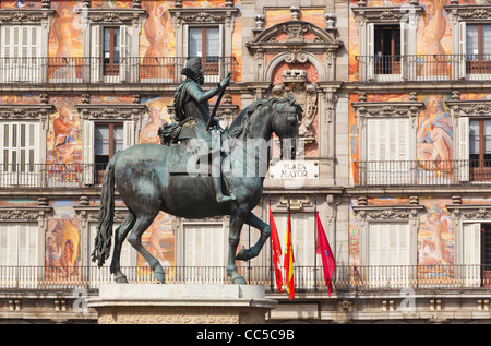 Madrid, Spanien. Plaza Mayor. Reiterstandbild von König Felipe III Stockfoto