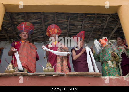 Buddhistische Mönche mit weißen Tüchern beobachten Korzok Gustor am oberen Balkon des Korzok Gompa, Tsomoriri Lake, (Ladakh) Jammu & Kaschmir, Indien Stockfoto