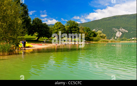 Lac Aiguebelette Avant zahlt Savoyard und Umgebung den französischen Alpen in Süd-Ost-Frankreich Stockfoto