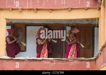 Buddhistische Mönche spielen Hörner auf dem Balkon des Korzok Gompa, während die Korzok Gustor See Tsomoriri (Ladakh) Jammu & Kaschmir, Indien Stockfoto