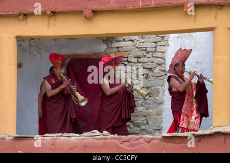 Buddhistische Mönche spielen Hörner auf dem Balkon des Korzok Gompa, während die Korzok Gustor See Tsomoriri (Ladakh) Jammu & Kaschmir, Indien Stockfoto