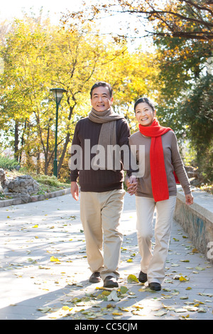 Älteres Paar, ein Spaziergang durch den Park im Herbst Stockfoto