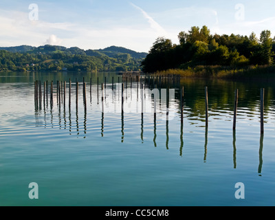 Lac Aiguebelette Avant zahlt Savoyard und Umgebung den französischen Alpen in Süd-Ost-Frankreich Stockfoto