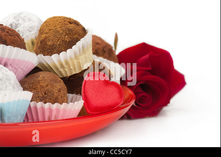 Valentinstag Pralinen auf weißem Hintergrund Stockfoto