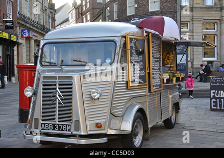 Citroen H van Creperie im Marktplatz, Durham, County Durham, England, Vereinigtes Königreich Stockfoto