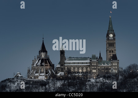 Mittelblock und Bibliothek der Parlament-Hügel-Bundesregierung-Gebäude in Ottawa Kanada in der Dämmerung im winter Stockfoto