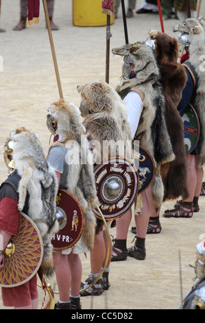 Römische Gladiatoren im Amphitheater Wating zu kämpfen Stockfoto