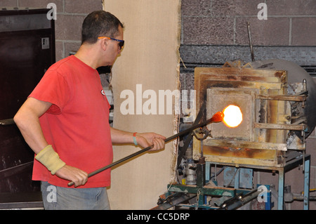 Glasbläservorführung im National Glass Centre, Liberty Way, Roker, Sunderland, Tyne and Wear, England, Vereinigtes Königreich Stockfoto