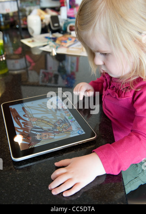 Kaukasische Kleinkind nutzt Apple iPad Anwendungen selbst zu unterhalten und lernen Stockfoto