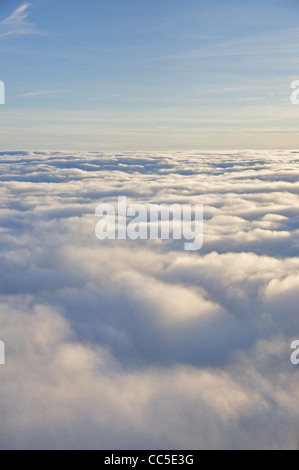 Blick auf Wolken von Flugzeugen über Vereinigtes Königreich Stockfoto