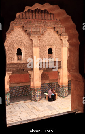 Ein Blick in den Innenhof des Ben Youssef Madrasa, Marrakesch, Marokko Stockfoto