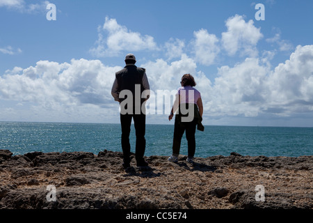 Ein älteres Ehepaar Fuß entlang der Strandpromenade in Mandurah, Western Australia. Stockfoto