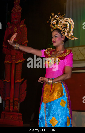 Tänzerin in traditioneller Thai Tanzkostüm, Phuket, Thailand, Südostasien, Asien Stockfoto