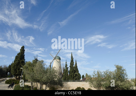 Ansicht von Montefiore Windmühle mit blauen Himmel und leichte Wolken in Bkgd. Yemin Moshe Jerusalem. Israel Stockfoto