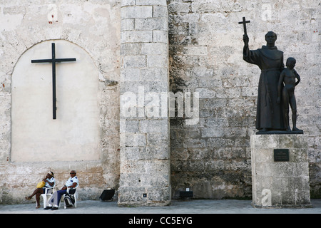 Denkmal der Junípero Serra, der aus dem 16. Jahrhundert Basilica Menor de San Francisco de Asis in Plaza de San Francisco, Havanna, Kuba Stockfoto