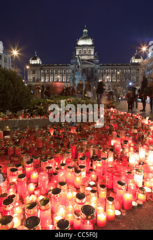 Hommage an Präsident Vaclav Havel. Menschen auf Wenceslas Square in Prag feuern tausende Kerzen. Stockfoto