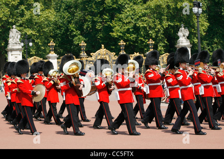 London, England - 28. Juli 2008: Buckingham Palace guards marschieren außerhalb der Schlosspark (für redaktionelle Nutzung) Stockfoto