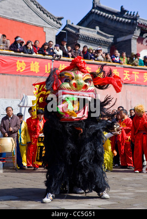 Durchführung von Löwen getanzt während Tempel Messe, Miaofeng Berg, Peking, China Stockfoto