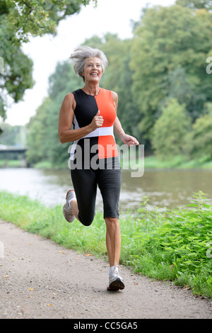Aktive ältere Frau laufen Stockfoto