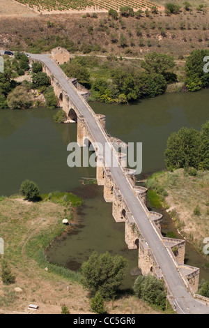 Brücke über Fluss Ebro, San Vicente De La Sonsierra, Rioja Alta, La Rioja, Spanien Stockfoto