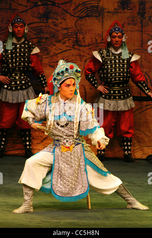Peking Oper Schauspieler durchführen Zhao Yun, Peking, China