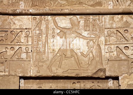 Relief des Königs schlug Feind in der Leichenhalle Tempel des Pharao Ramses III, Medinet Habu, West Bank, Luxor, Ägypten Stockfoto