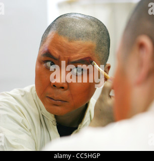 Männliche Peking-Oper-Darsteller, die Malerei sein Gesicht, Peking, China Stockfoto