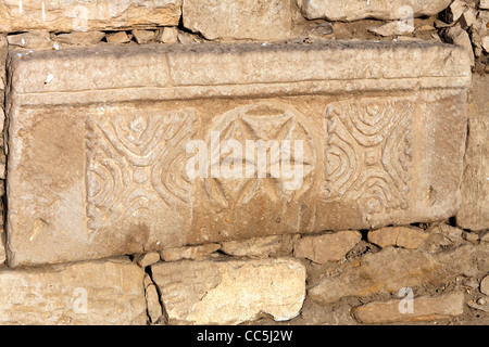 Blick auf christliche Symbole auf Block in der Leichenhalle Tempel des Pharao Ramses III, Medinet Habu, West Bank, Luxor, Ägypten Stockfoto