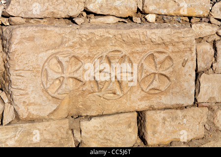 Blick auf christliche Symbole auf Block in der Leichenhalle Tempel des Pharao Ramses III, Medinet Habu, West Bank, Luxor, Ägypten Stockfoto