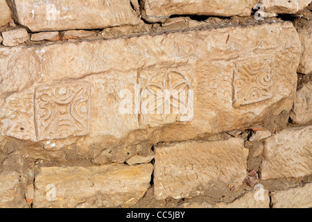 Blick auf christliche Symbole auf Block in der Leichenhalle Tempel des Pharao Ramses III, Medinet Habu, West Bank, Luxor, Ägypten Stockfoto