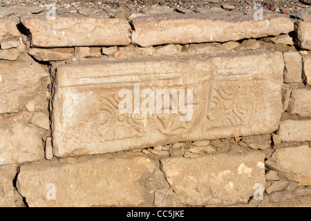 Blick auf christliche Symbole auf Block in der Leichenhalle Tempel des Pharao Ramses III, Medinet Habu, West Bank, Luxor, Ägypten Stockfoto