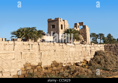 Ansicht der christlichen Symbole auf blockiert in der Leichenhalle Tempel des Pharao Ramses III, Medinet Habu, West Bank, Luxor, Ägypten Stockfoto