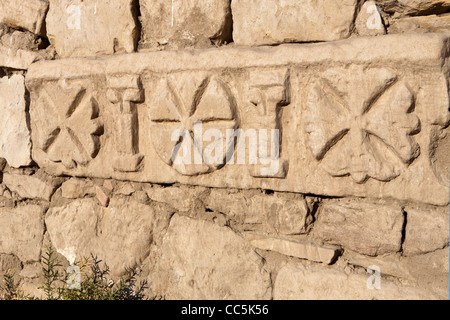 Blick auf christliche Symbole auf Block in der Leichenhalle Tempel des Pharao Ramses III, Medinet Habu, West Bank, Luxor, Ägypten Stockfoto