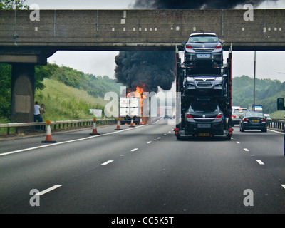 LKW in Brand, auf der Handschulter der Autobahn M1. VEREINIGTES KÖNIGREICH Stockfoto