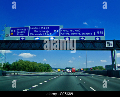 Freier Verkehr auf der Autobahn M25, Großbritannien. Stockfoto