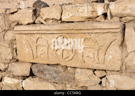 Blick auf christliche Symbole auf Block in der Leichenhalle Tempel des Pharao Ramses III, Medinet Habu, West Bank, Luxor, Ägypten Stockfoto