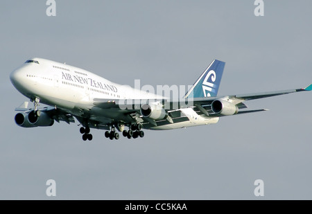 Air New Zealand Boeing 747-400 (ZK-NBT) landet auf dem Flughafen London (Heathrow). Stockfoto